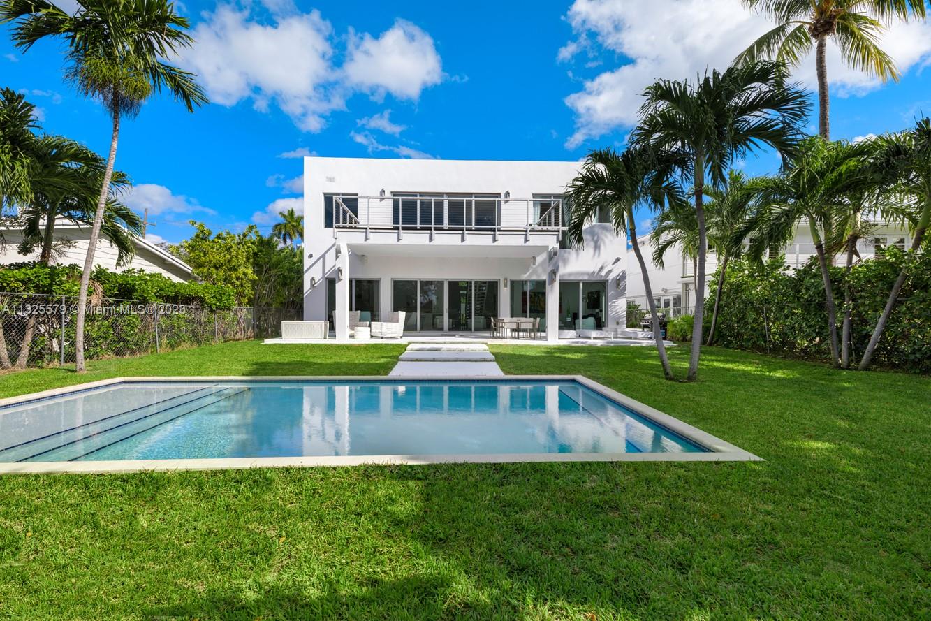 6050 La Gorce Drive Miami Beach, FL 33140 - Photo 26 of 31 a view of a house with a swimming pool