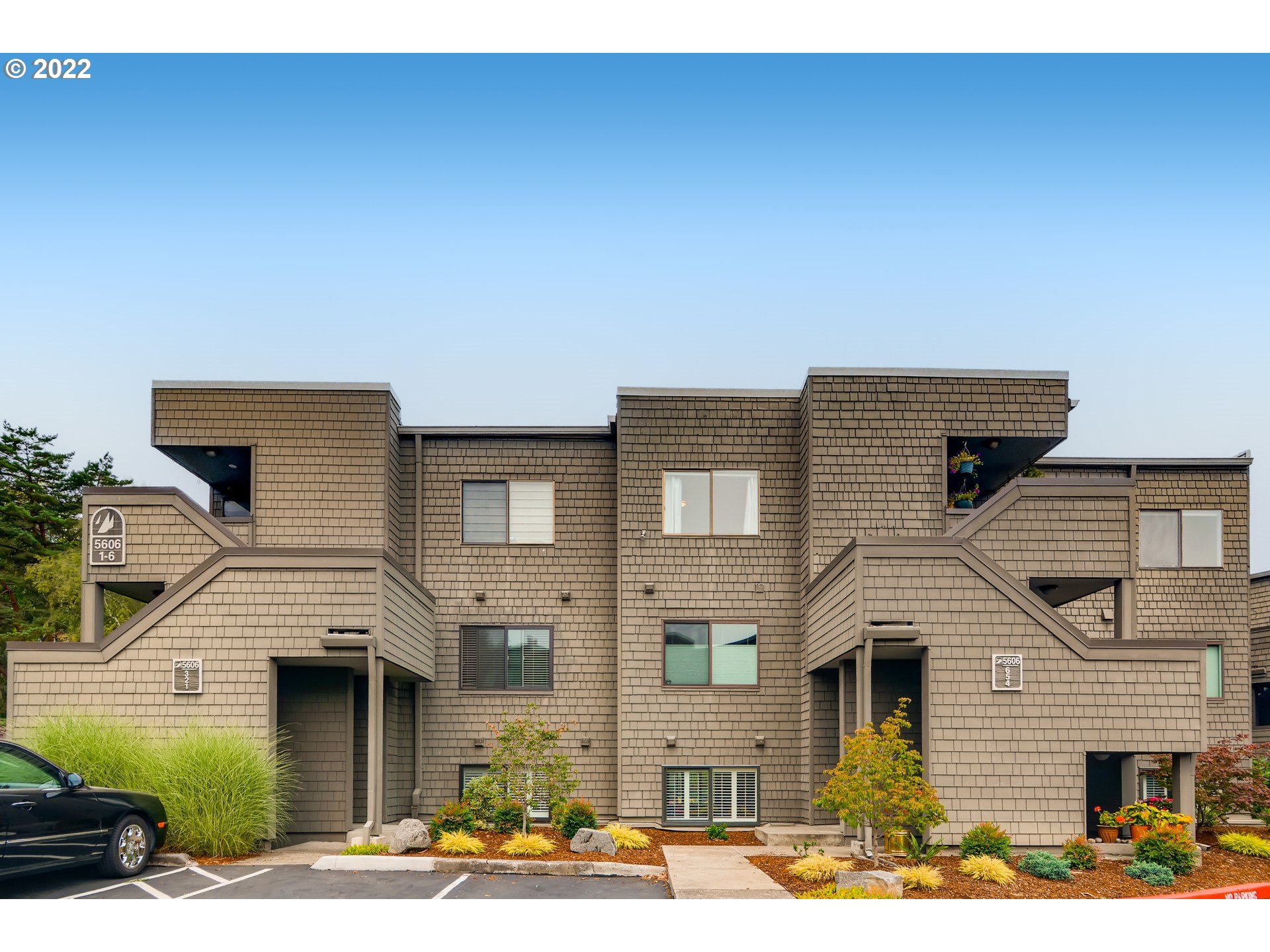 5606 South Riverside Lane, Unit 6 Portland, OR 97239 - Photo 1 of 14 Gallery Image 1
