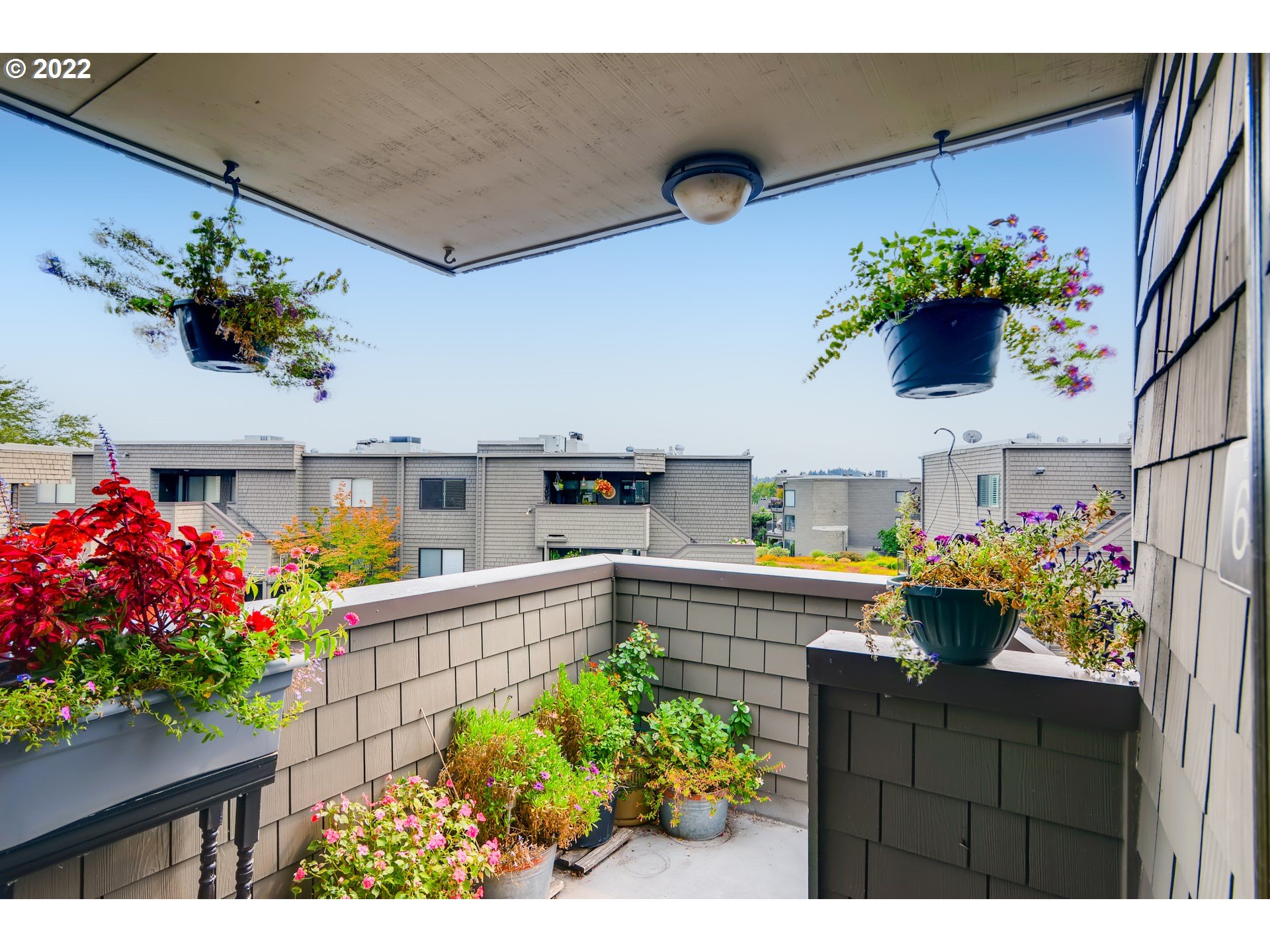 5606 South Riverside Lane, Unit 6 Portland, OR 97239 - Photo 2 of 14 Gallery Image 2