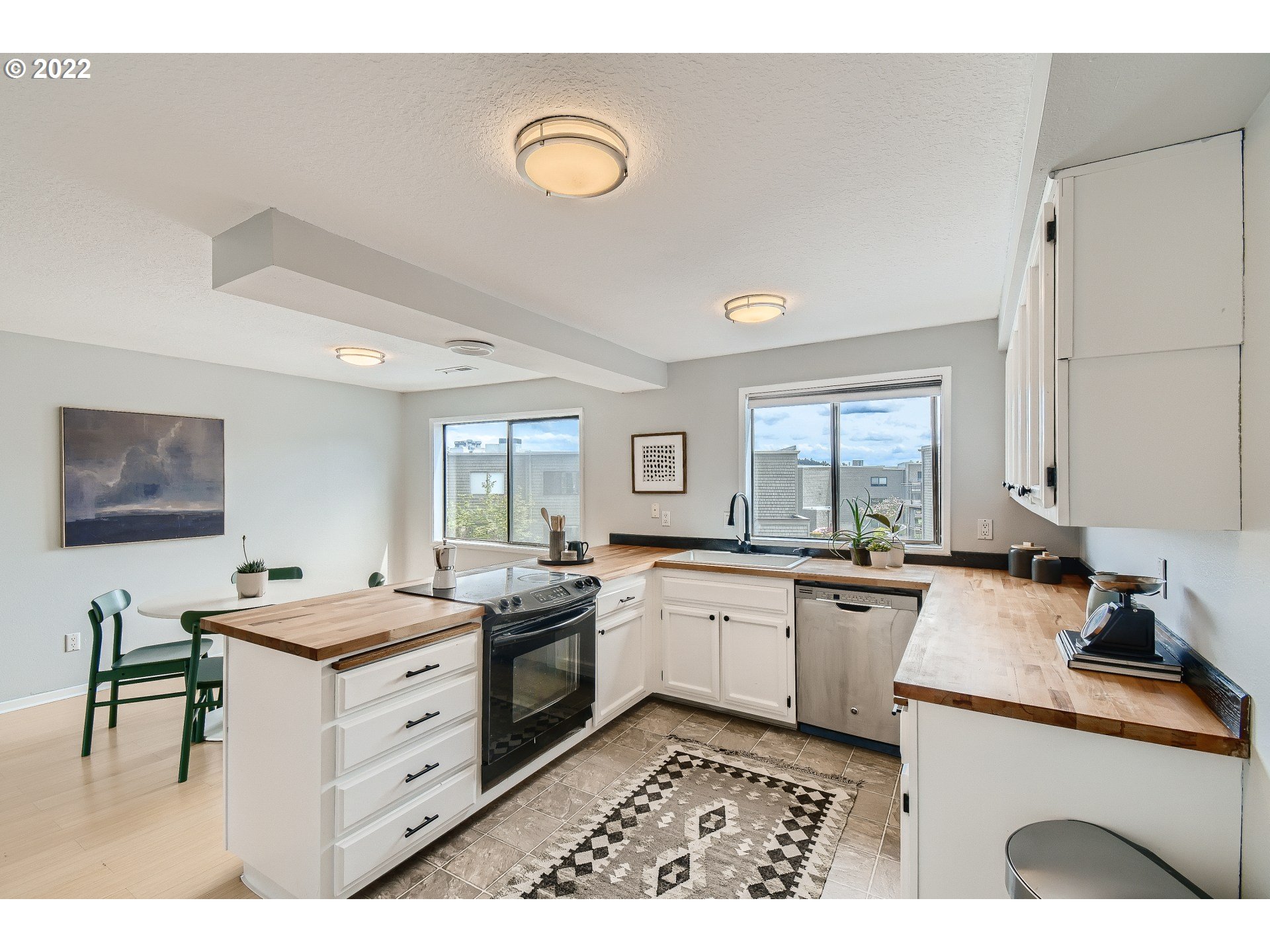 5606 South Riverside Lane, Unit 6 Portland, OR 97239 - Photo 5 of 14 Gallery Image 5