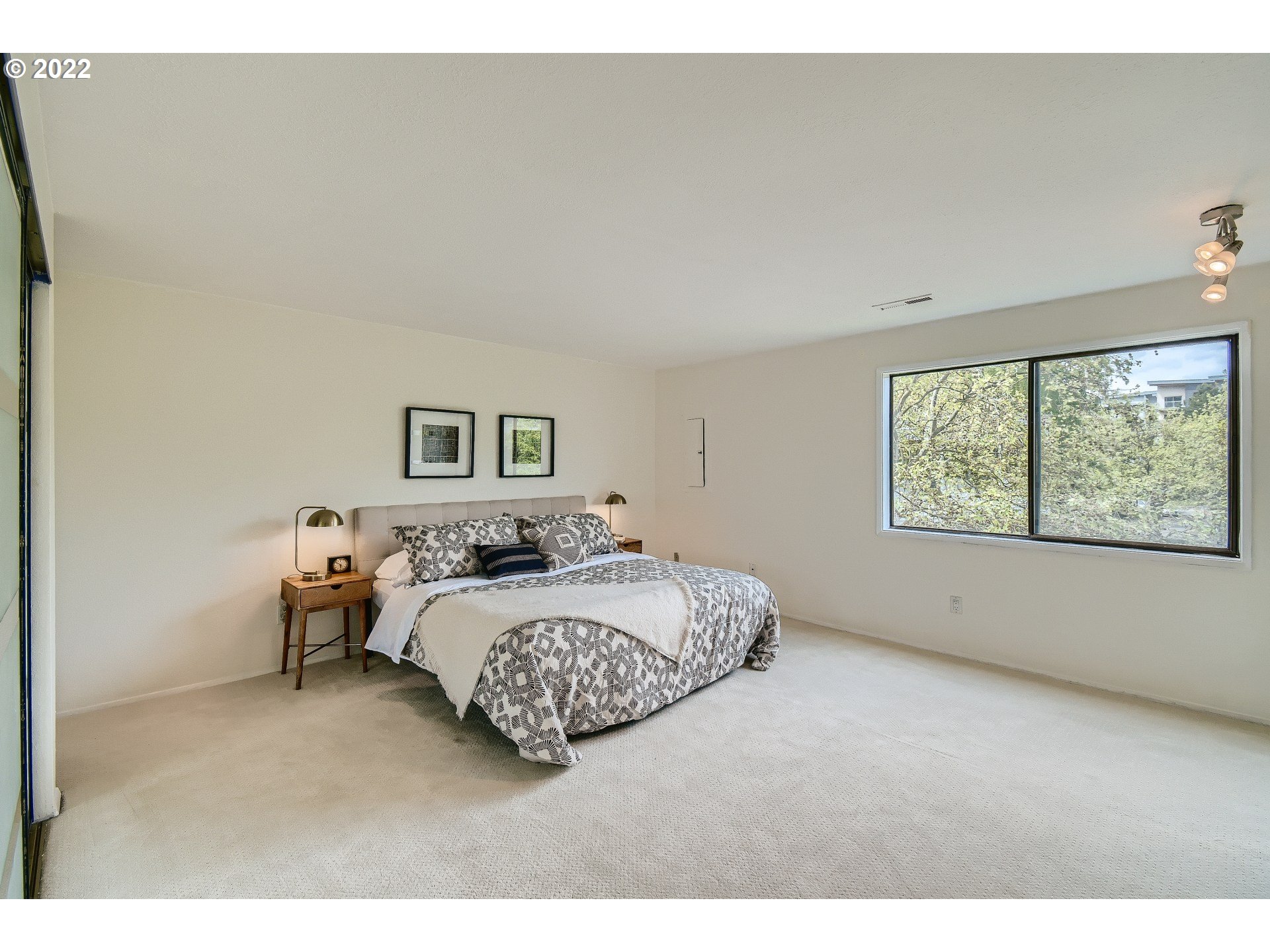 5606 South Riverside Lane, Unit 6 Portland, OR 97239 - Photo 8 of 14 Gallery Image 8