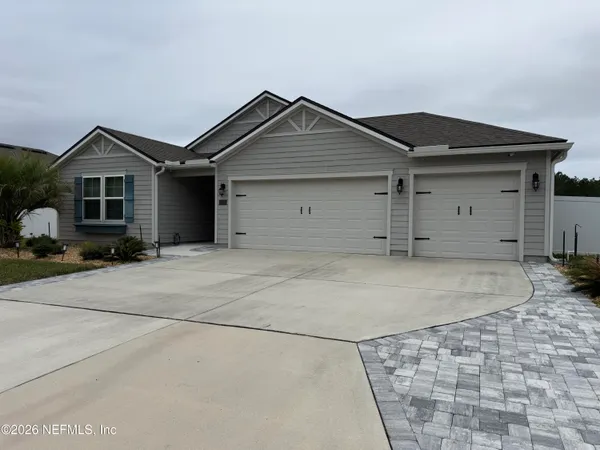 a view of garage yard