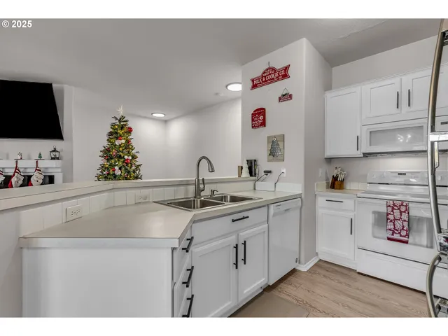 $340,000 | 7216 Southwest Manor Way, Unit F, Beaverton, OR 97078