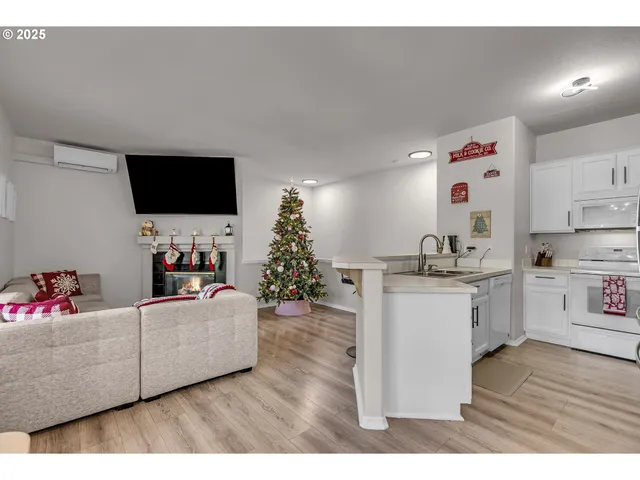 $340,000 | 7216 Southwest Manor Way, Unit F, Beaverton, OR 97078