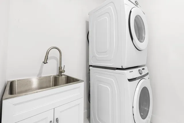 a close view of utility room with washer and dryer