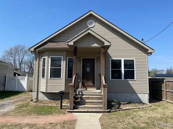 $105,000 | 560 Prospect Street, Wood River, IL 62095