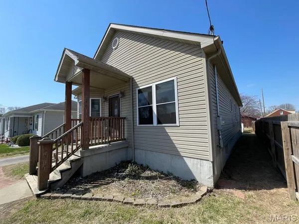 $105,000 | 560 Prospect Street, Wood River, IL 62095