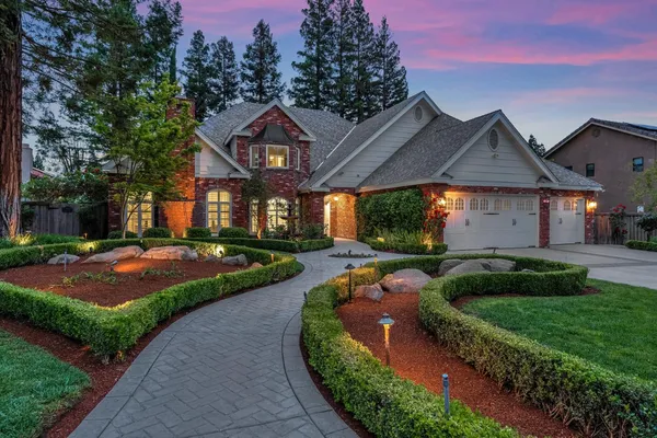 $974,900 | 294 West Canadian Avenue, Fresno, CA 93711