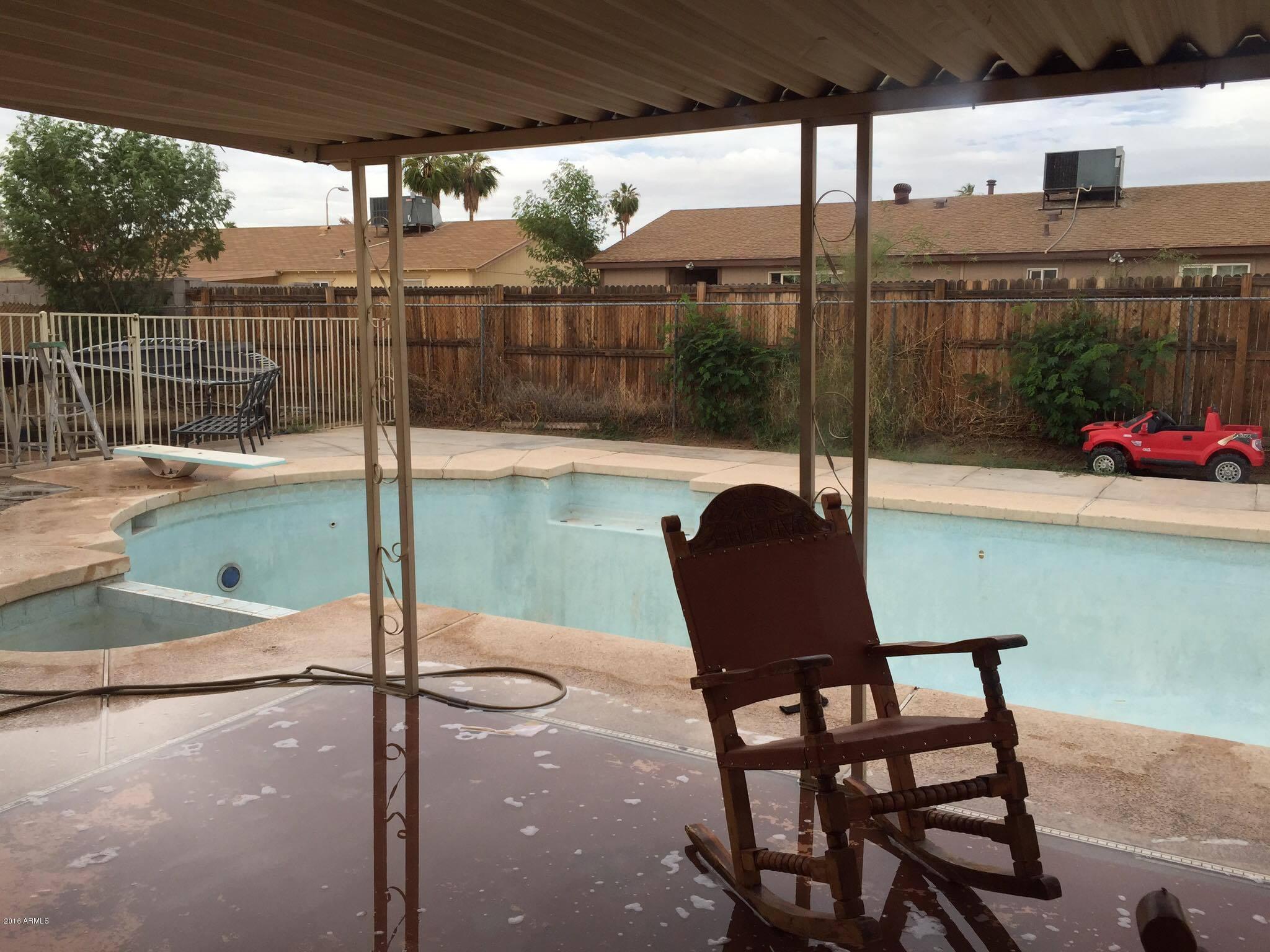 5952 West Berkeley Road Phoenix, AZ 85035 - Photo 19 of 19 a view of a balcony with chair and table