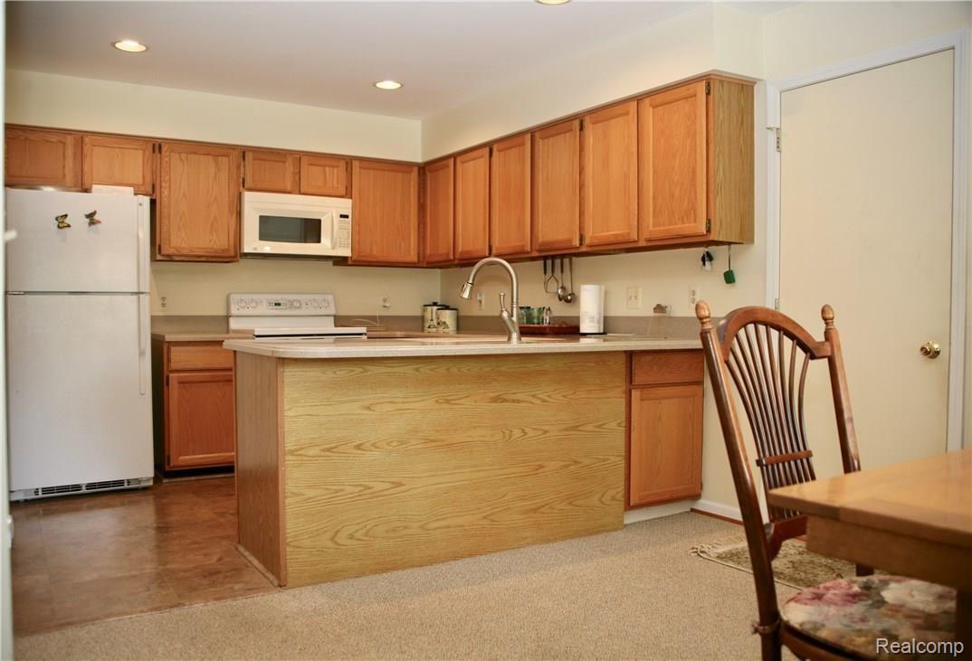 2193 London Bridge Drive Rochester, MI 48307 - Photo 6 of 12 fullsizeoutput_66.jpeg