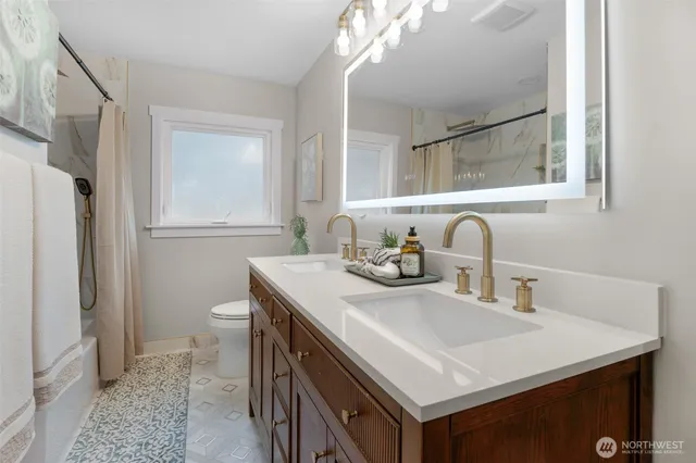 $899,900 | 20008 Meridian Place North, Shoreline, WA 98133