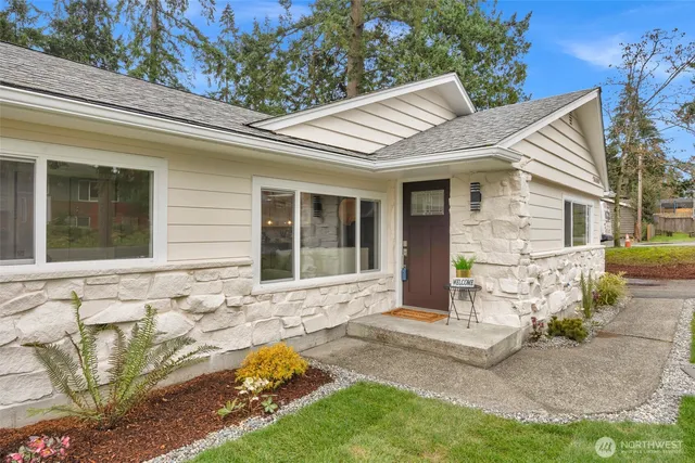 $899,900 | 20008 Meridian Place North, Shoreline, WA 98133