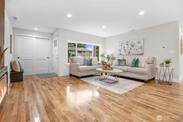 $899,900 | 20008 Meridian Place North, Shoreline, WA 98133