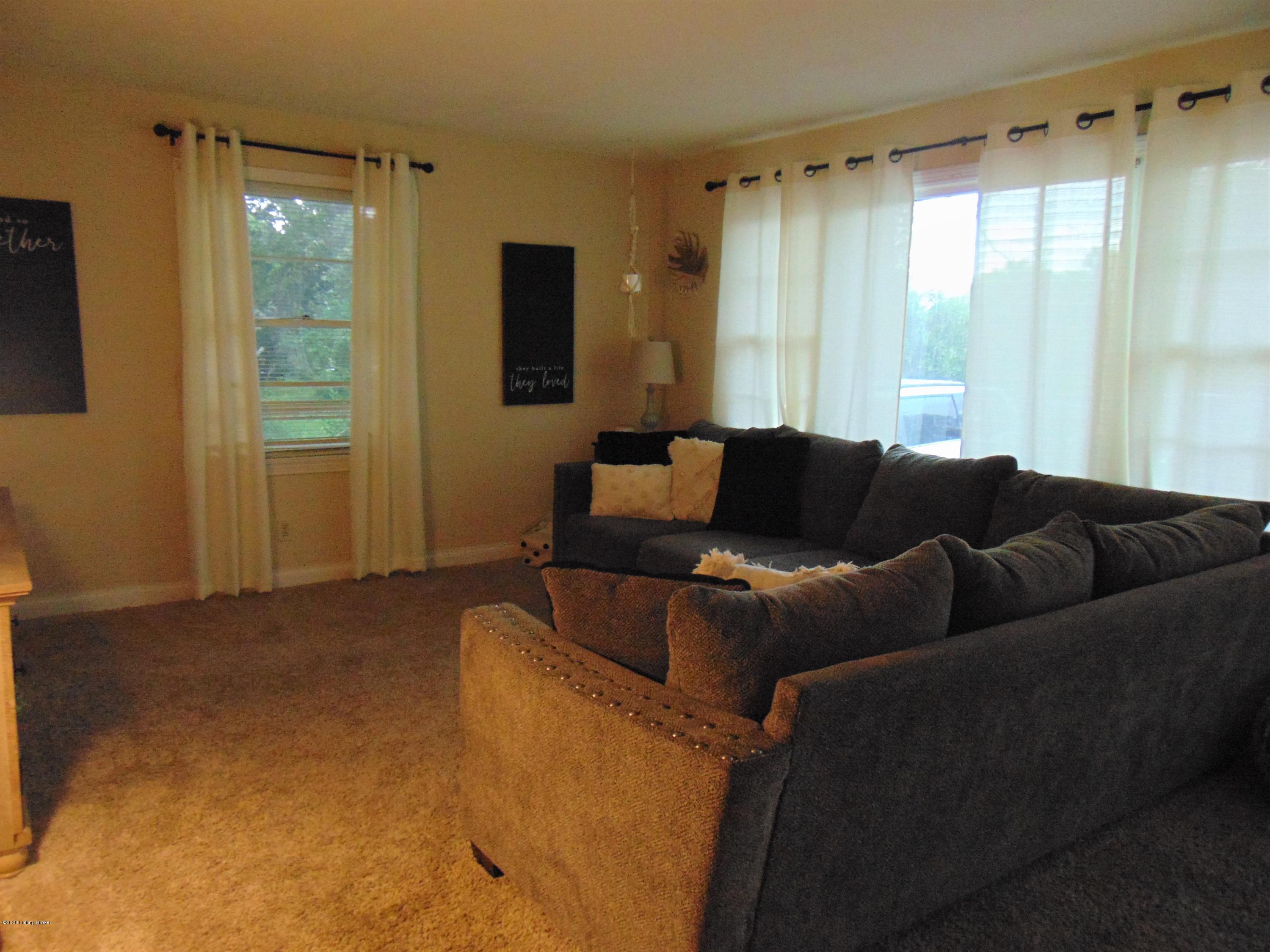 11411 Deering Road Louisville, KY 40272 - Photo 6 of 24 DSC02583 (2)