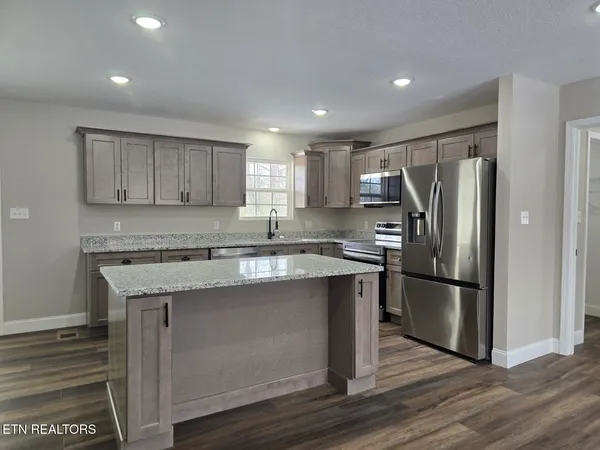 $323,000 | 1941 West 3rd Avenue, Oneida, TN 37841