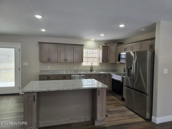 $323,000 | 1941 West 3rd Avenue, Oneida, TN 37841