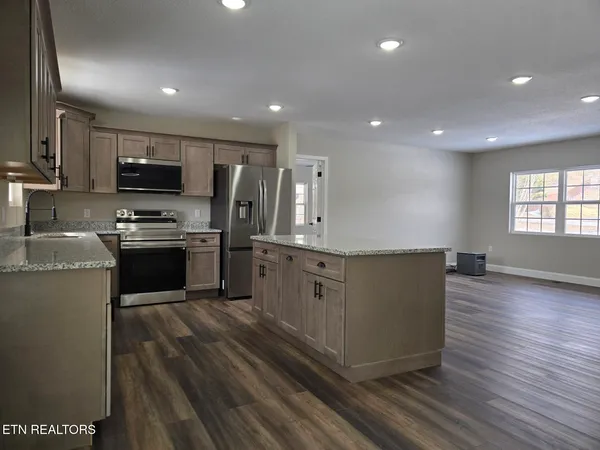 $323,000 | 1941 West 3rd Avenue, Oneida, TN 37841