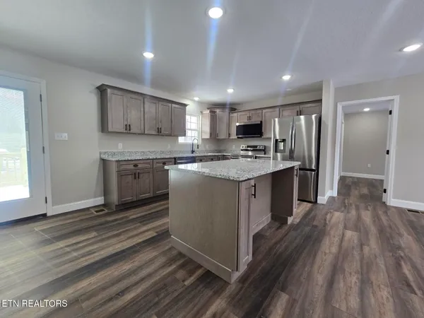 $323,000 | 1941 West 3rd Avenue, Oneida, TN 37841