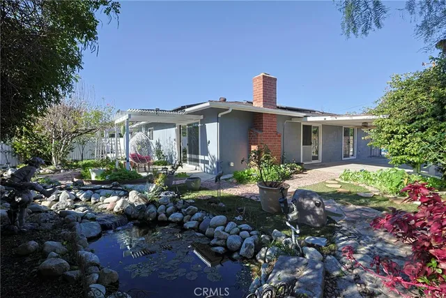 a view of a house with yard and garden