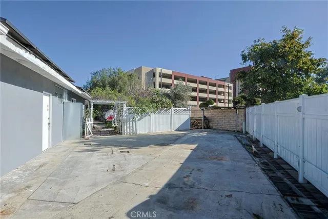 a view of a backyard