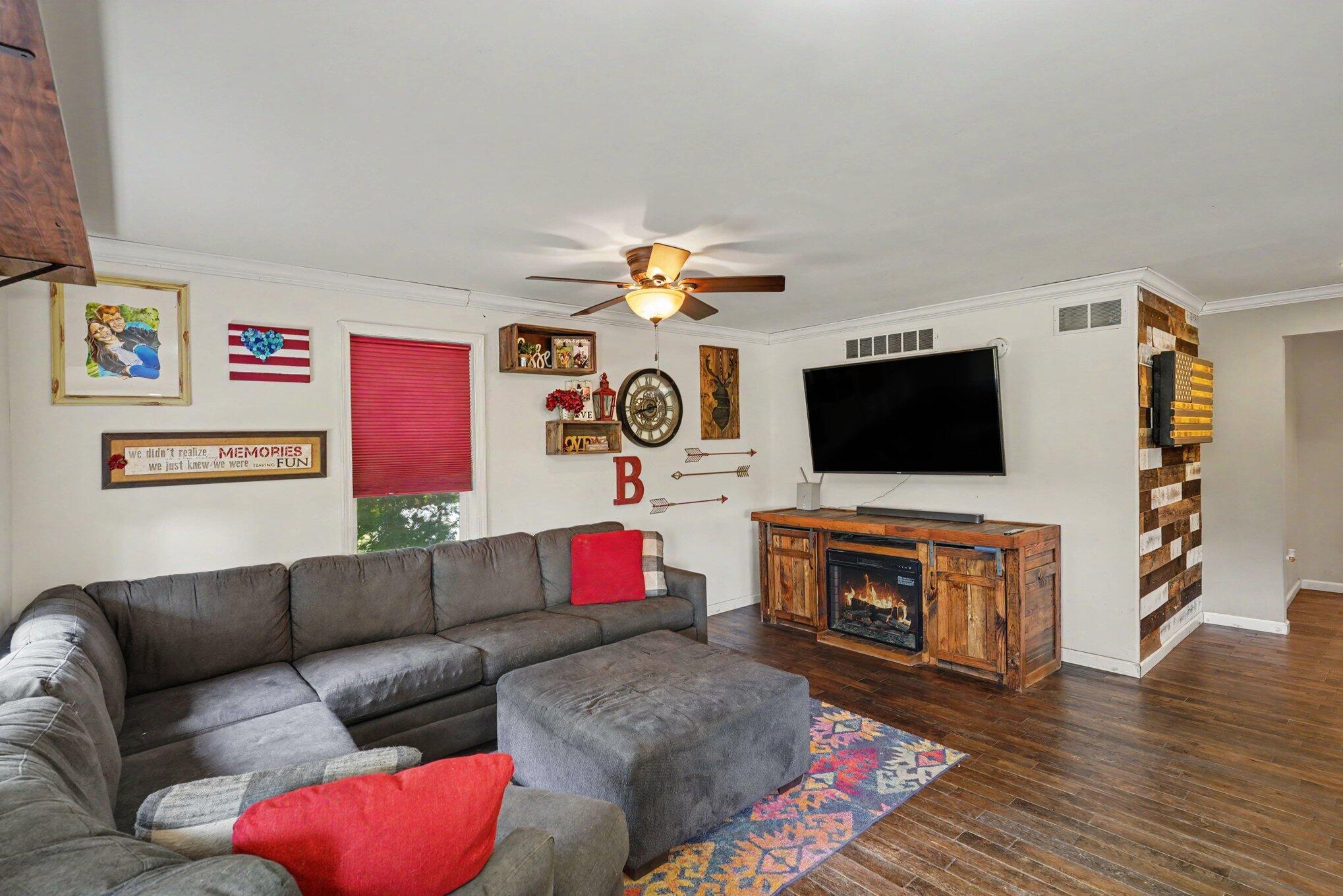 6129 Old State Road North Branch, MI 48461 - Photo 4 of 29 005-Living Room