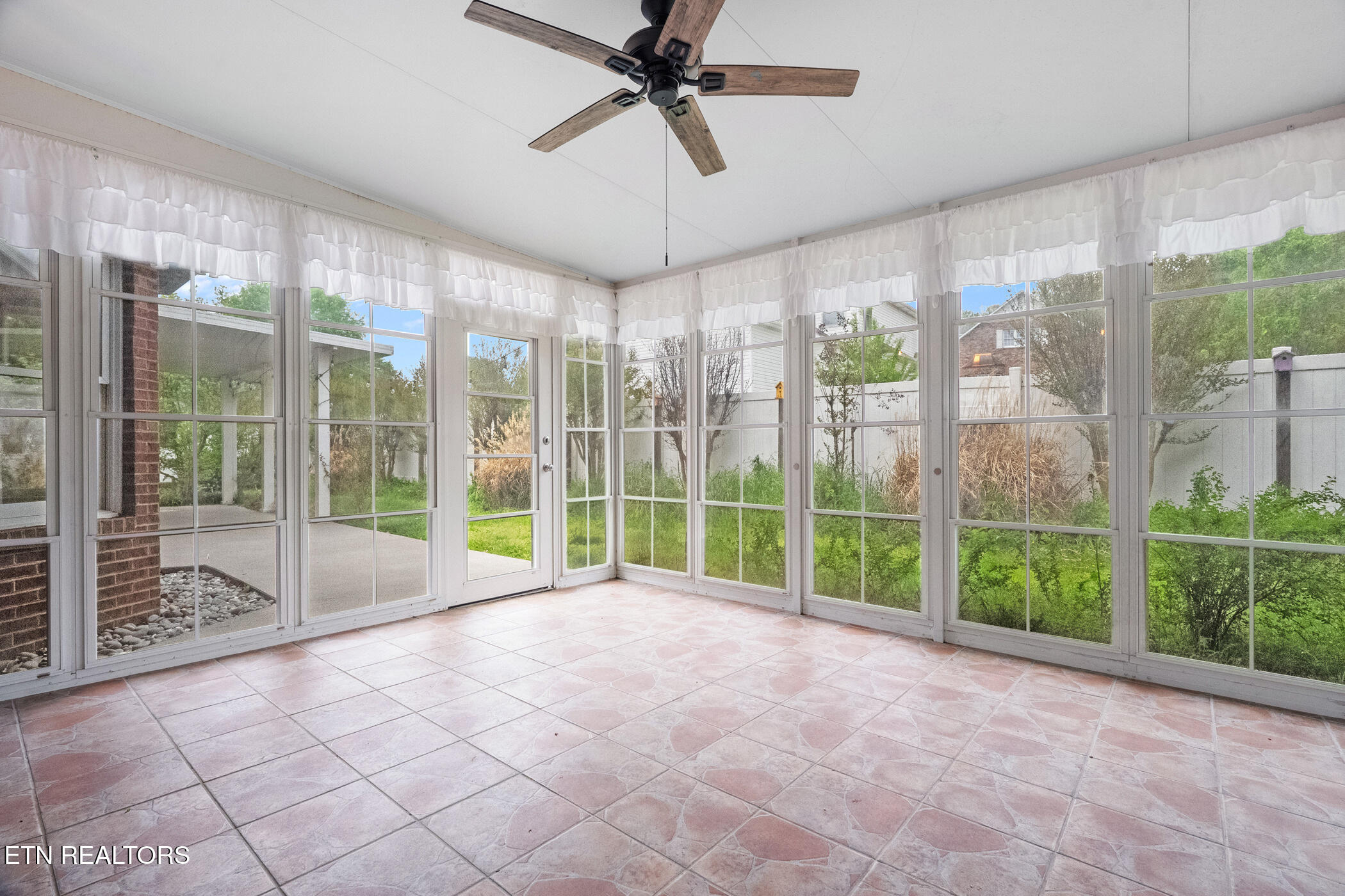 1201 Briar Lea Sevierville, TN 37862 - Photo 36 of 41 Sunroom