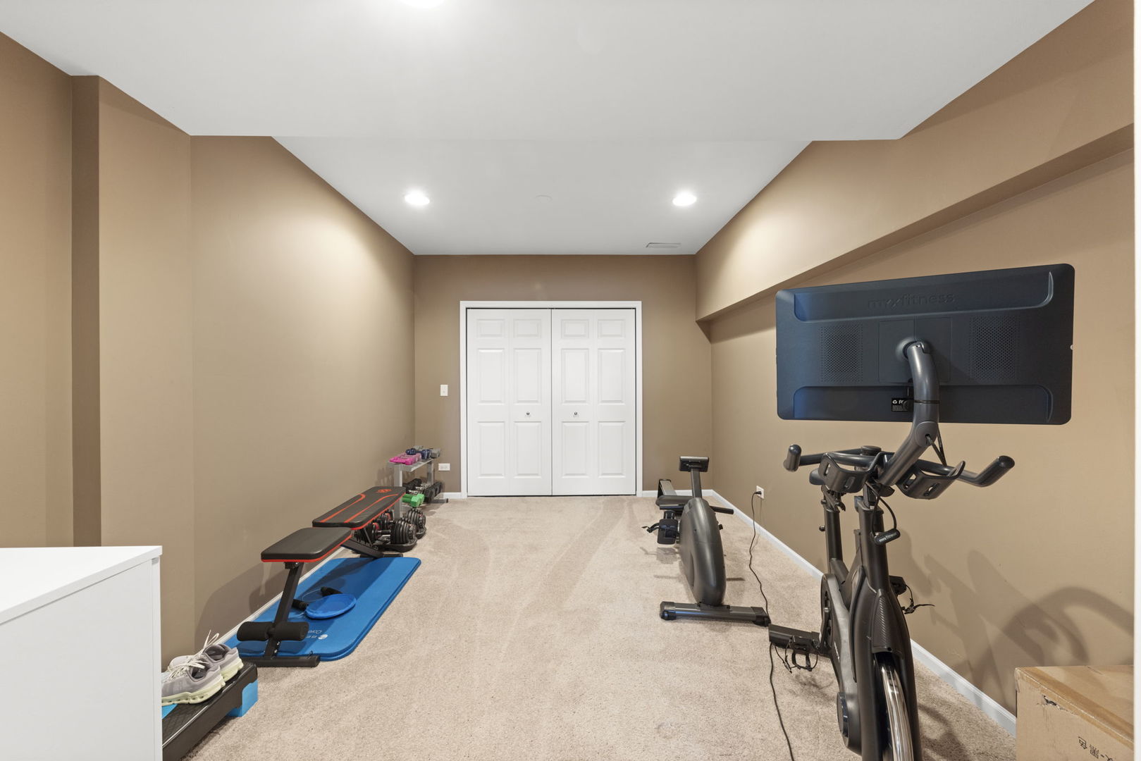 11625 Heritage Meadows Drive Plainfield, IL 60585 - Photo 26 of 40 a view of a room with gym equipment
