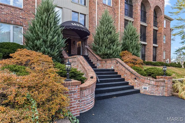 $330,000 | 14316 East Conway Meadows Court, Unit 202, Chesterfield, MO 63017