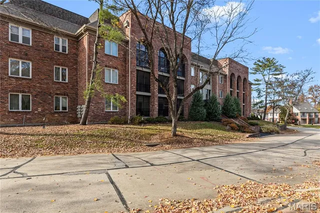 $330,000 | 14316 East Conway Meadows Court, Unit 202, Chesterfield, MO 63017