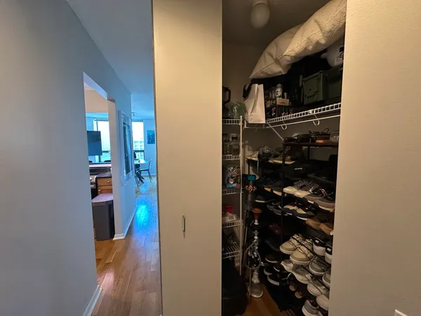 $2,800 | 400 North LaSalle Drive, Unit 1208, Chicago, IL 60654