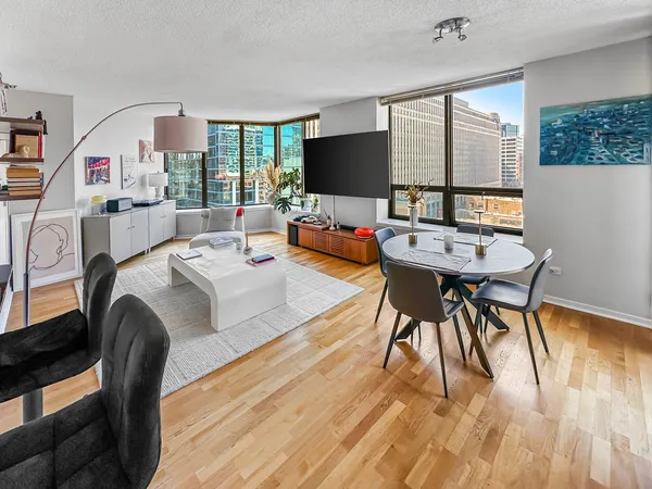 $2,800 | 400 North LaSalle Drive, Unit 1208, Chicago, IL 60654