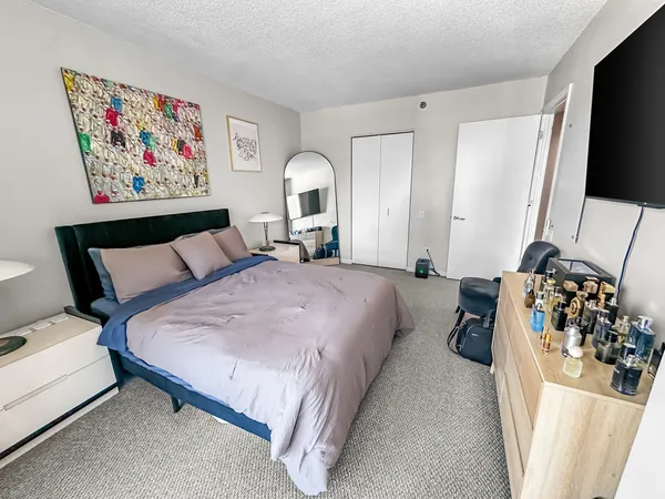 $2,800 | 400 North LaSalle Drive, Unit 1208, Chicago, IL 60654