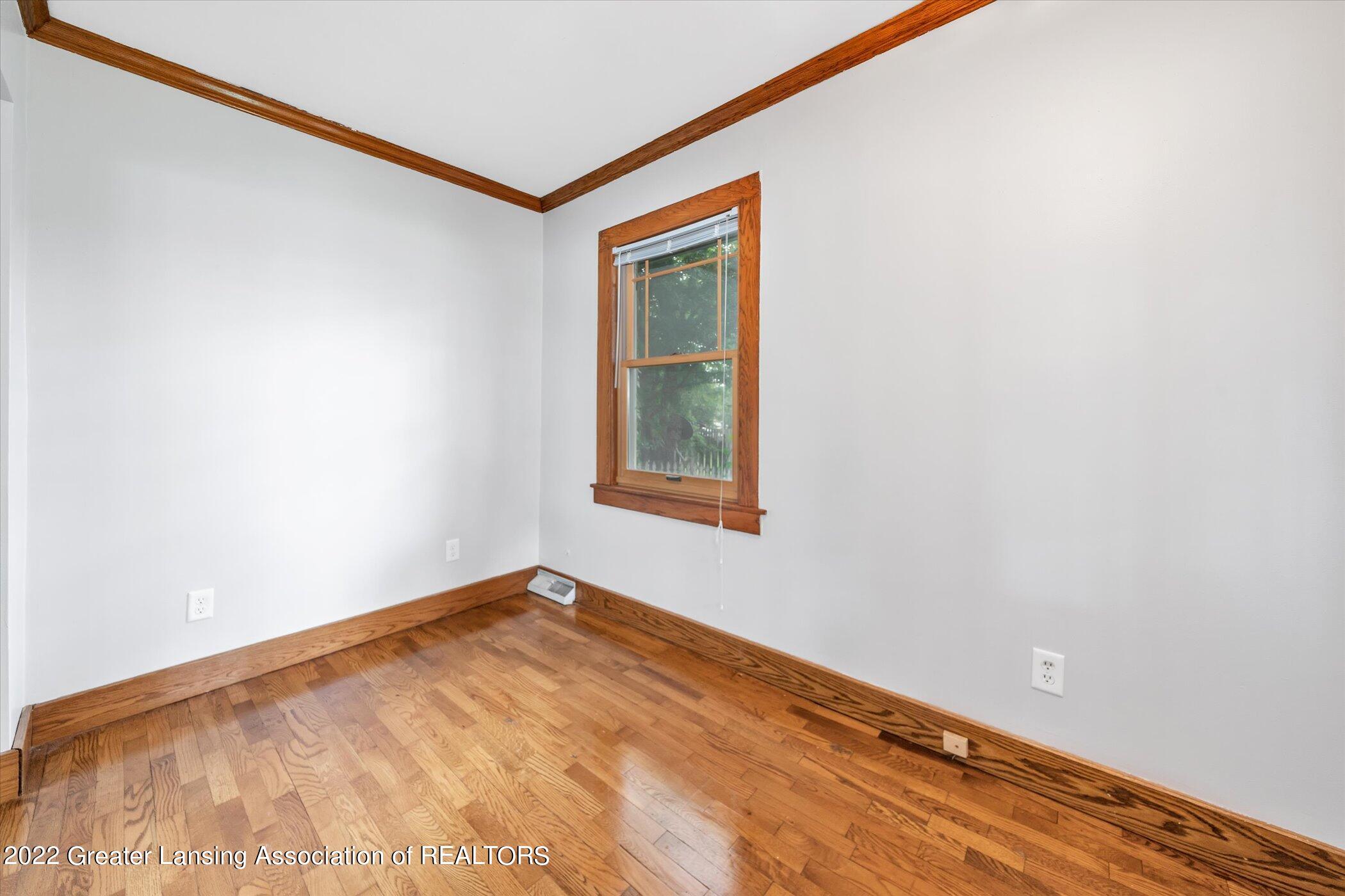 722 Robins Road Lansing, MI 48917 - Photo 6 of 40 Living Room