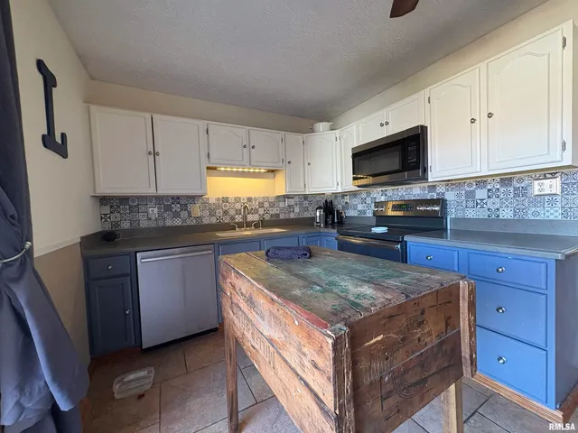 $184,900 | 1014 Pioneer Drive, Jacksonville, IL 62650