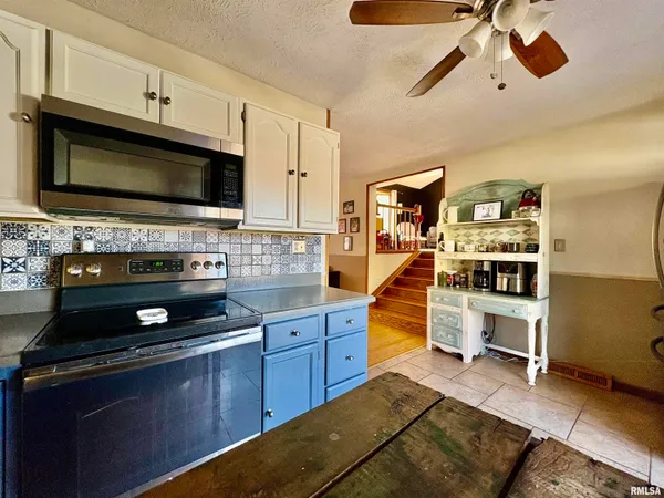 $179,900 | 1014 Pioneer Drive, Jacksonville, IL 62650