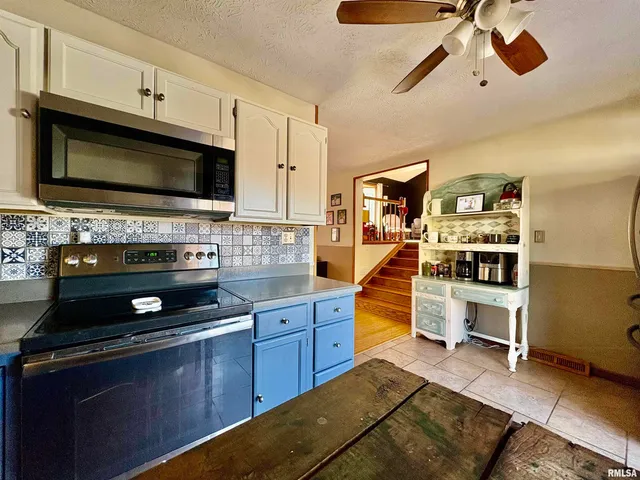 $184,900 | 1014 Pioneer Drive, Jacksonville, IL 62650