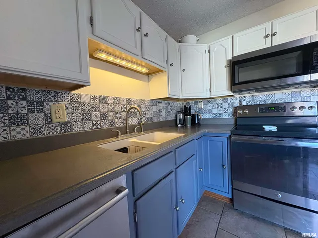 $189,900 | 1014 Pioneer Drive, Jacksonville, IL 62650