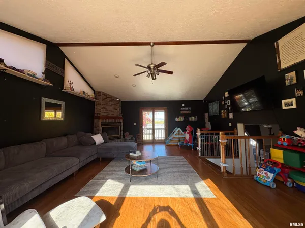 $179,900 | 1014 Pioneer Drive, Jacksonville, IL 62650