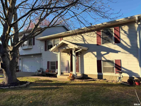 $179,900 | 1014 Pioneer Drive, Jacksonville, IL 62650