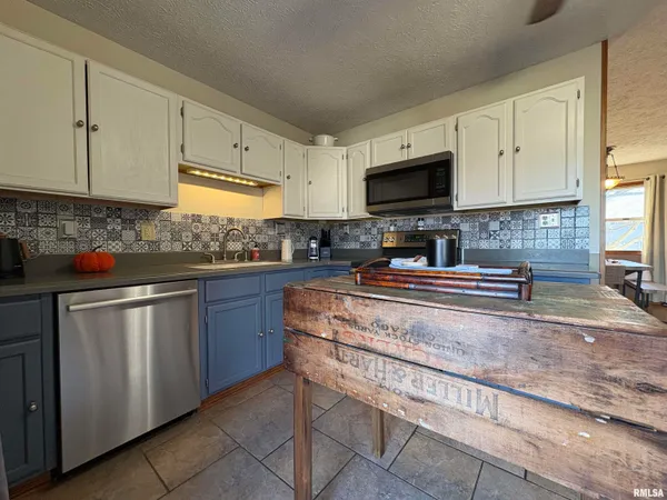 $179,900 | 1014 Pioneer Drive, Jacksonville, IL 62650