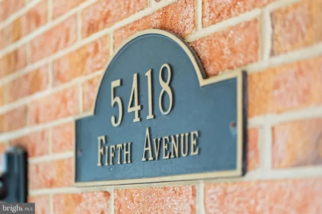 a livingroom with workspace and a window