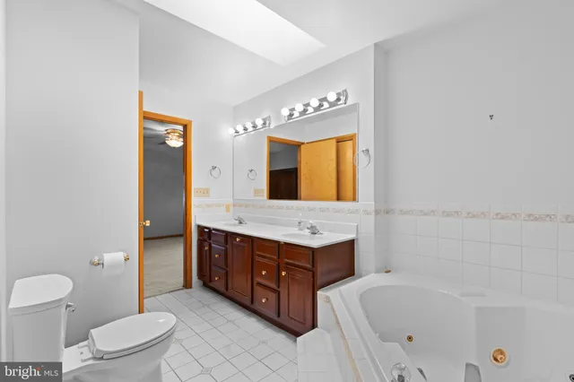 a view of a livingroom with an entryway