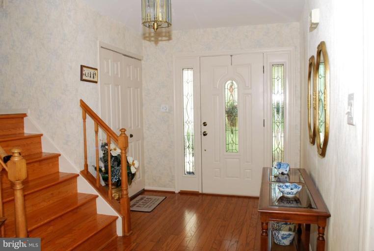 8872 Applecross Lane Springfield, VA 22153 - Photo 2 of 14 Entrance / Foyer