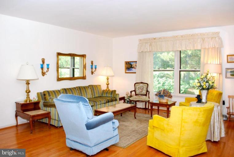 8872 Applecross Lane Springfield, VA 22153 - Photo 3 of 14 Living Room