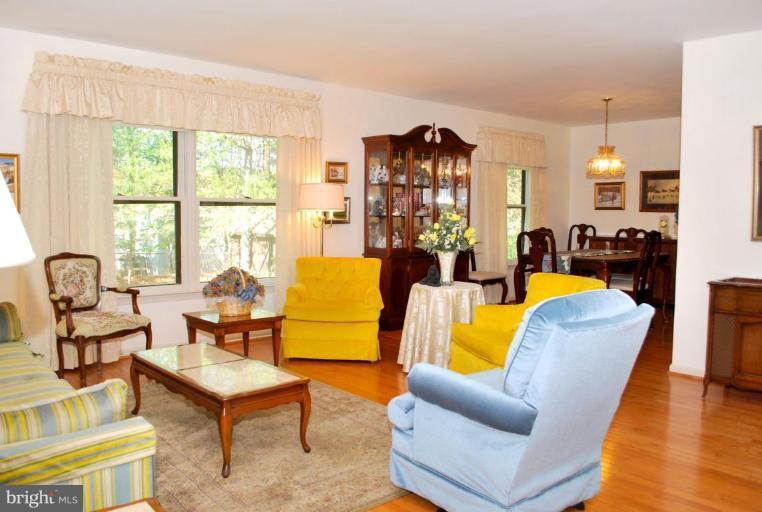 8872 Applecross Lane Springfield, VA 22153 - Photo 4 of 14 Living Room #2