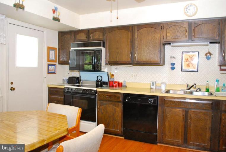 8872 Applecross Lane Springfield, VA 22153 - Photo 6 of 14 Kitchen
