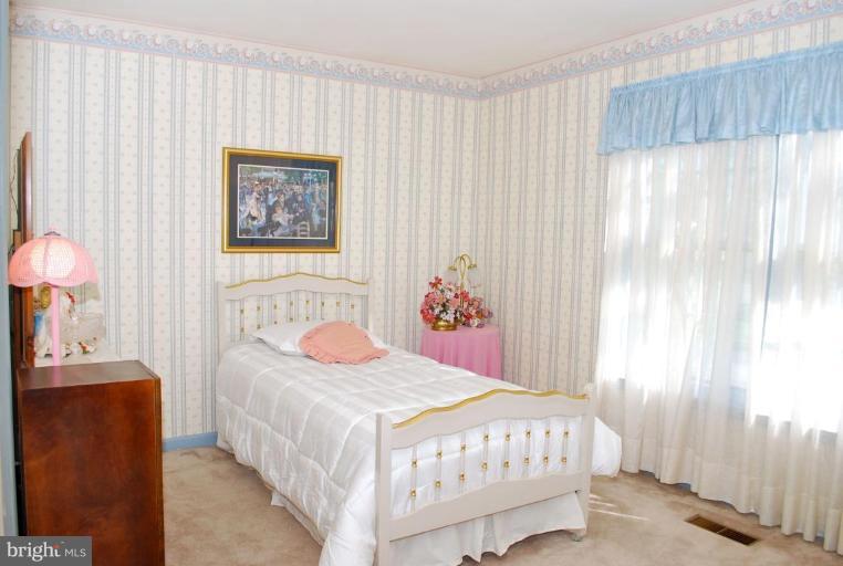 8872 Applecross Lane Springfield, VA 22153 - Photo 10 of 14 Bedroom #2