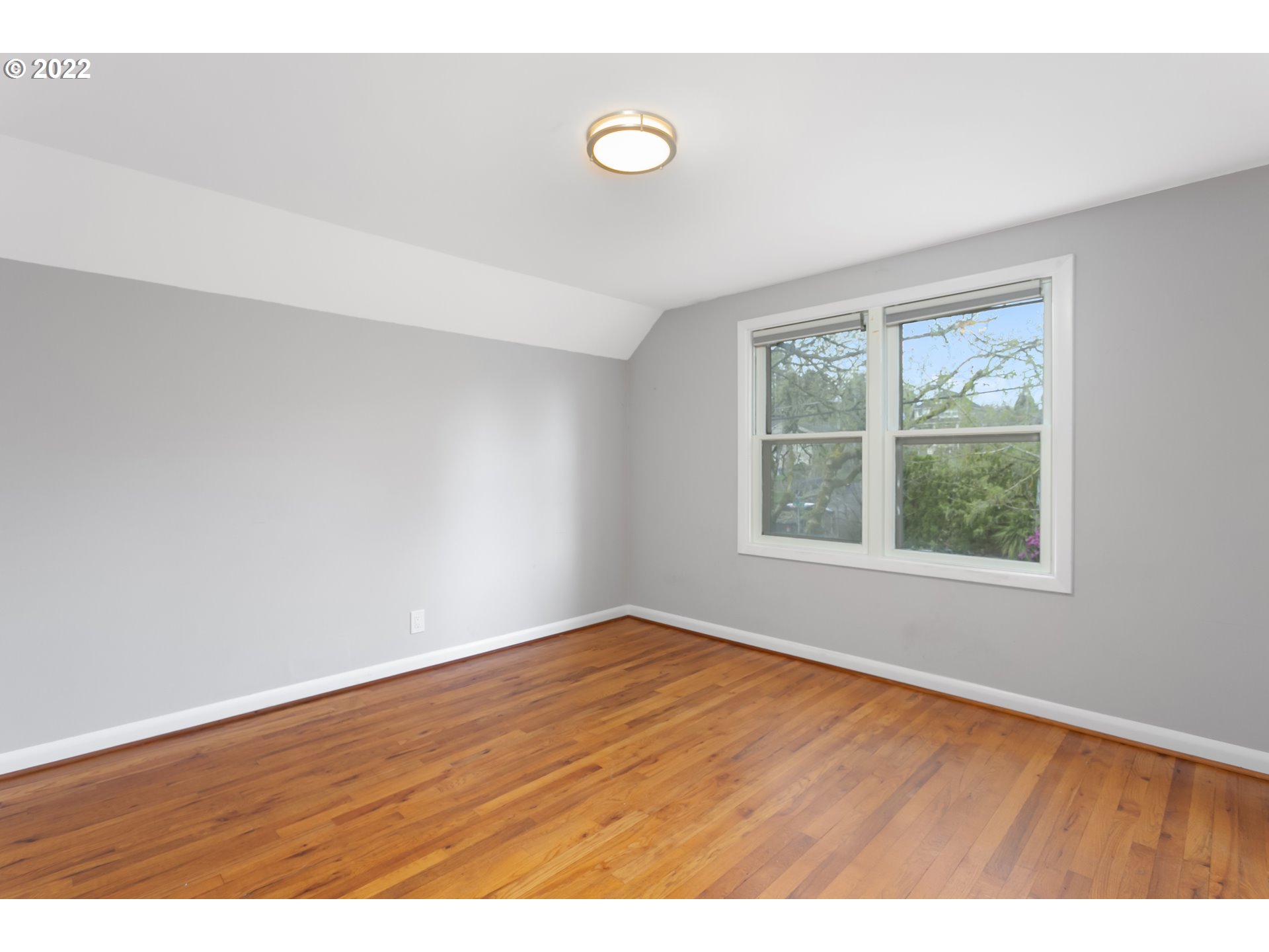 225 Southwest Carson Street Portland, OR 97219 - Photo 20 of 32 a view of empty room with window