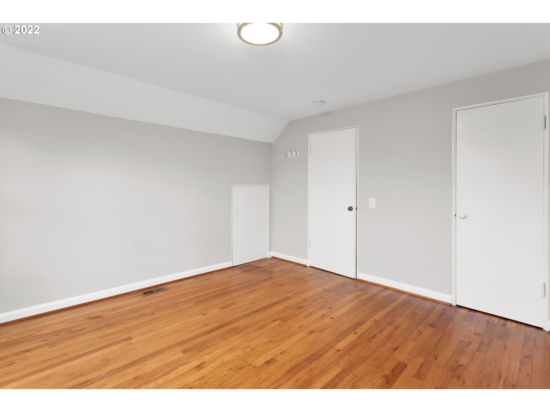 225 Southwest Carson Street Portland, OR 97219 - Photo 21 of 32 a view of an empty room