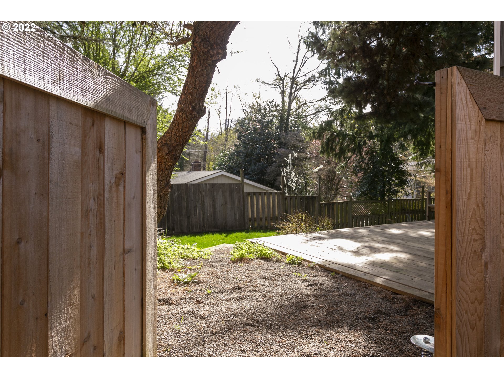 225 Southwest Carson Street Portland, OR 97219 - Photo 31 of 32 a backyard of a house